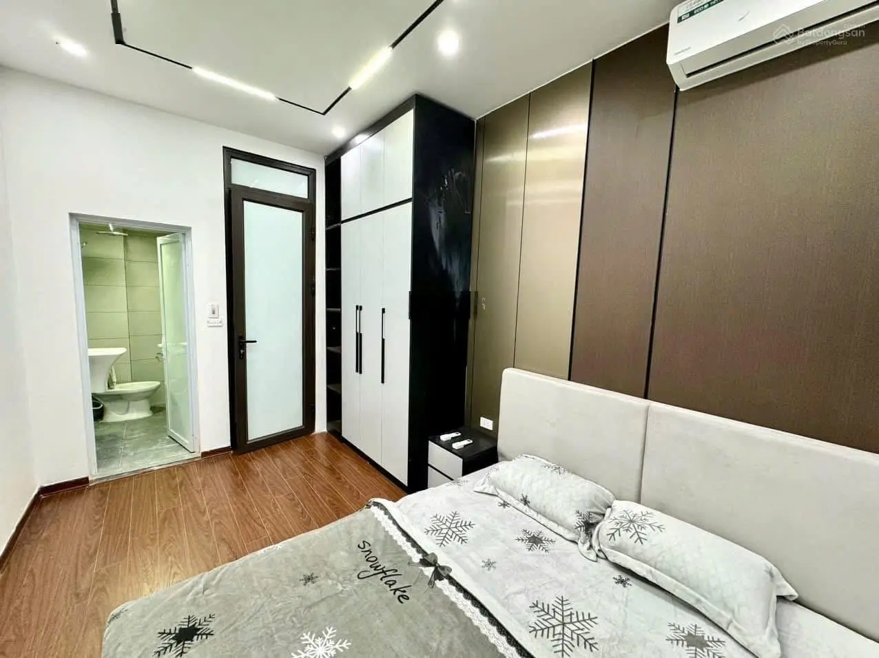 Bán nhà ngõ Thổ Quan Quận Đống Đa 21m 4 tầng nhà đẹp tặng 100% nội thất.