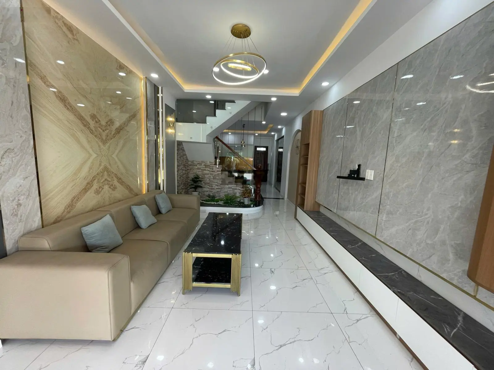 Bán nhà phố thương mại mặt đường Nguyễn Thị Khắp, trung tâm dĩ an, sổ đỏ sẵn, công chứng trong ngày