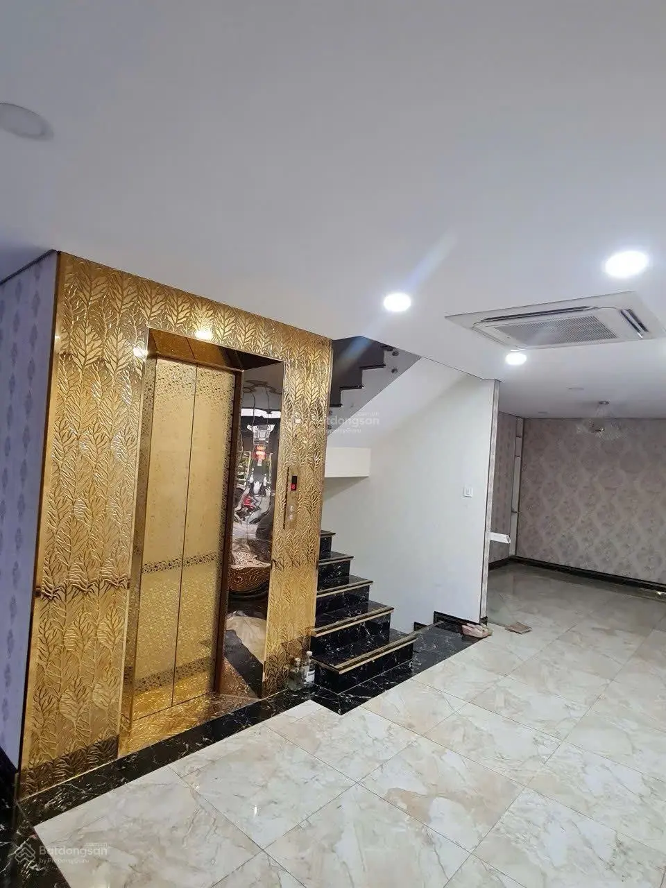 Gấp bán - ngộp bank - giảm 3 tỷ - mặt tiền đường sân bay - 5x14m - 8 tầng thang máy - cho thuê cao