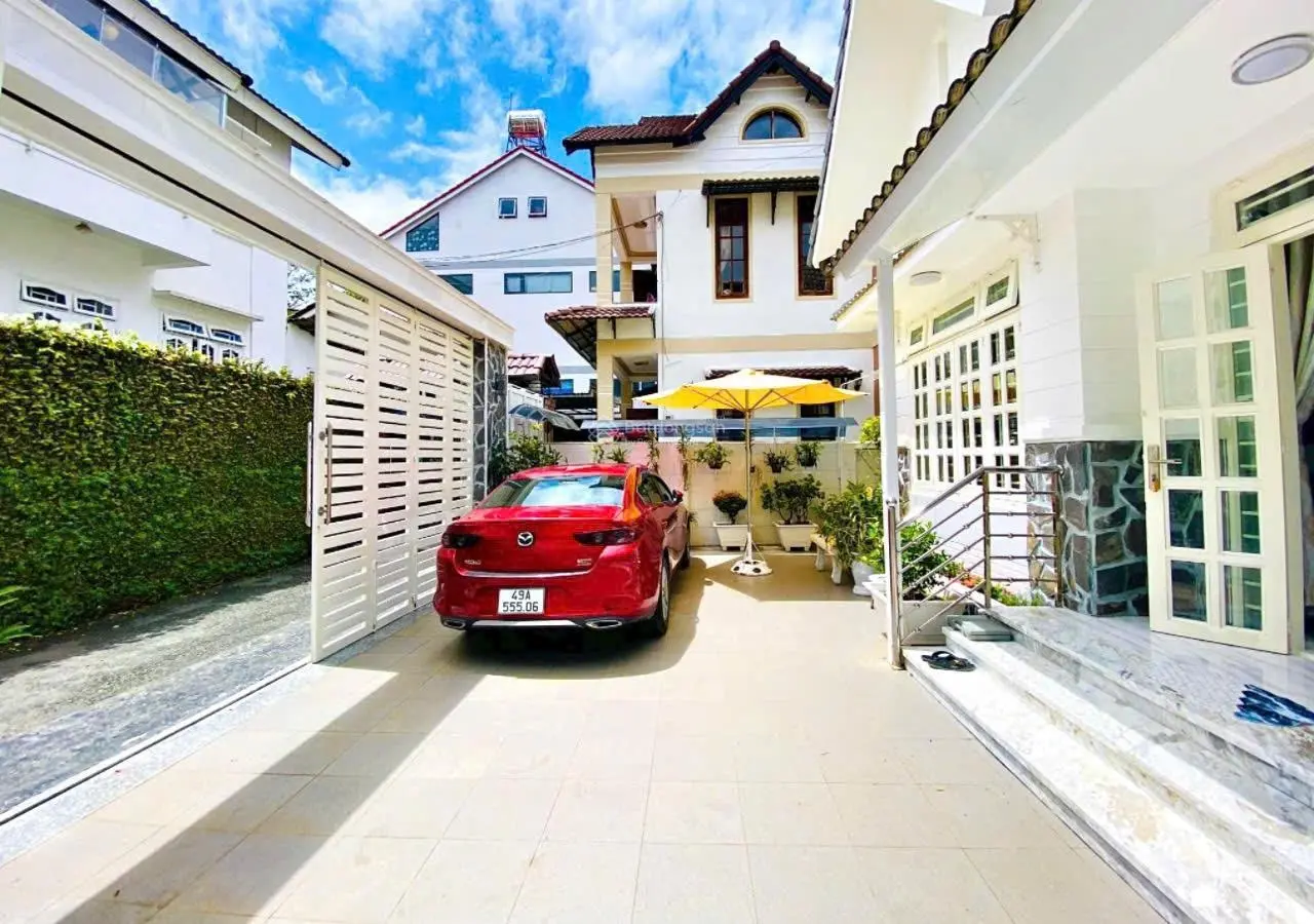 Hàng hiếm khu vực Giá chỉ 14 tỉ villa sân vườn, DT: 200m2 (10m x 20m), đường Cô Giang, P9, Đà Lạt