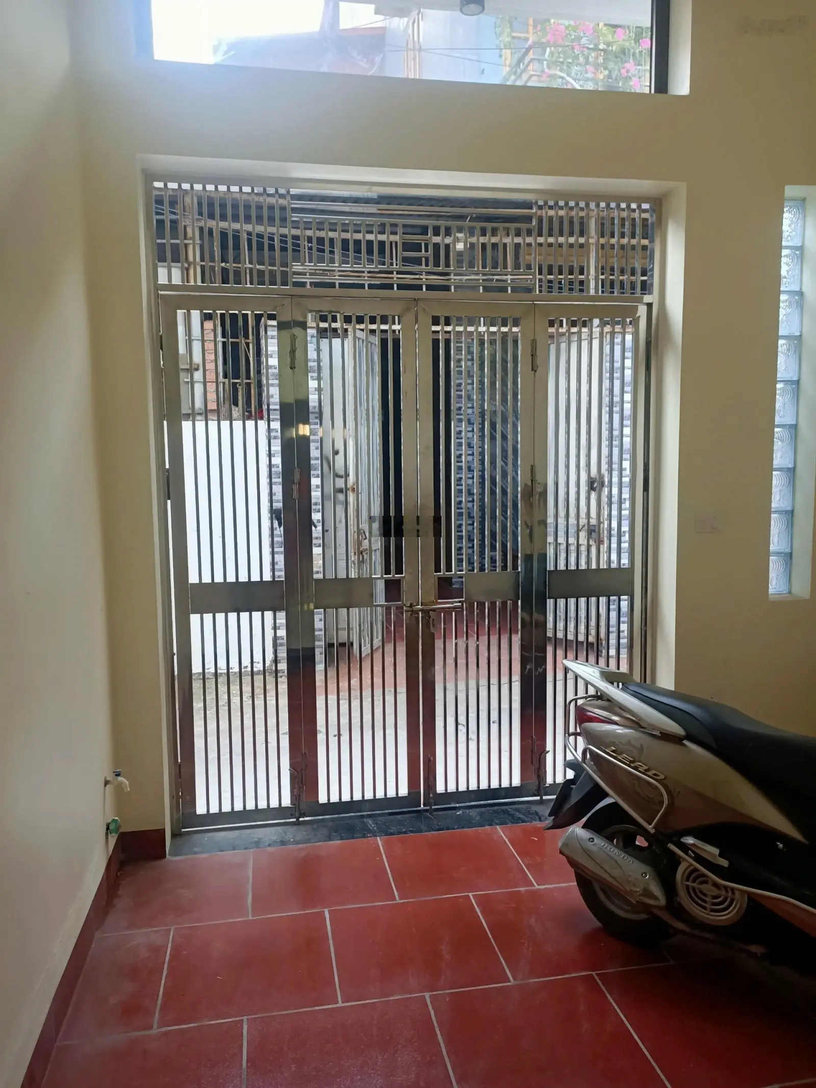 Hơn 3 tỷ, nhà 3 tầng hiện đại trung tâm thị trấn Đông Anh