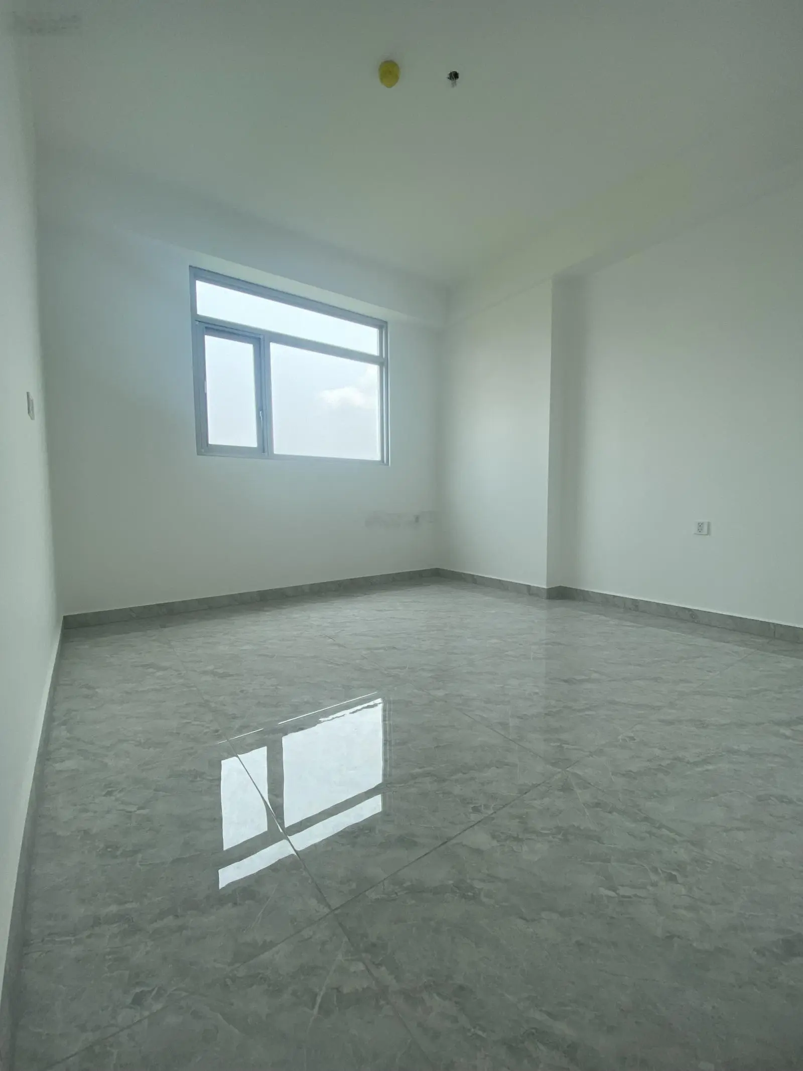 Paris Hoàng Kim - 3PN/2WC tầng 20, giá 5.5 tỷ, nhà mới 100%, có sẵn máy lạnh, rèm, đèn