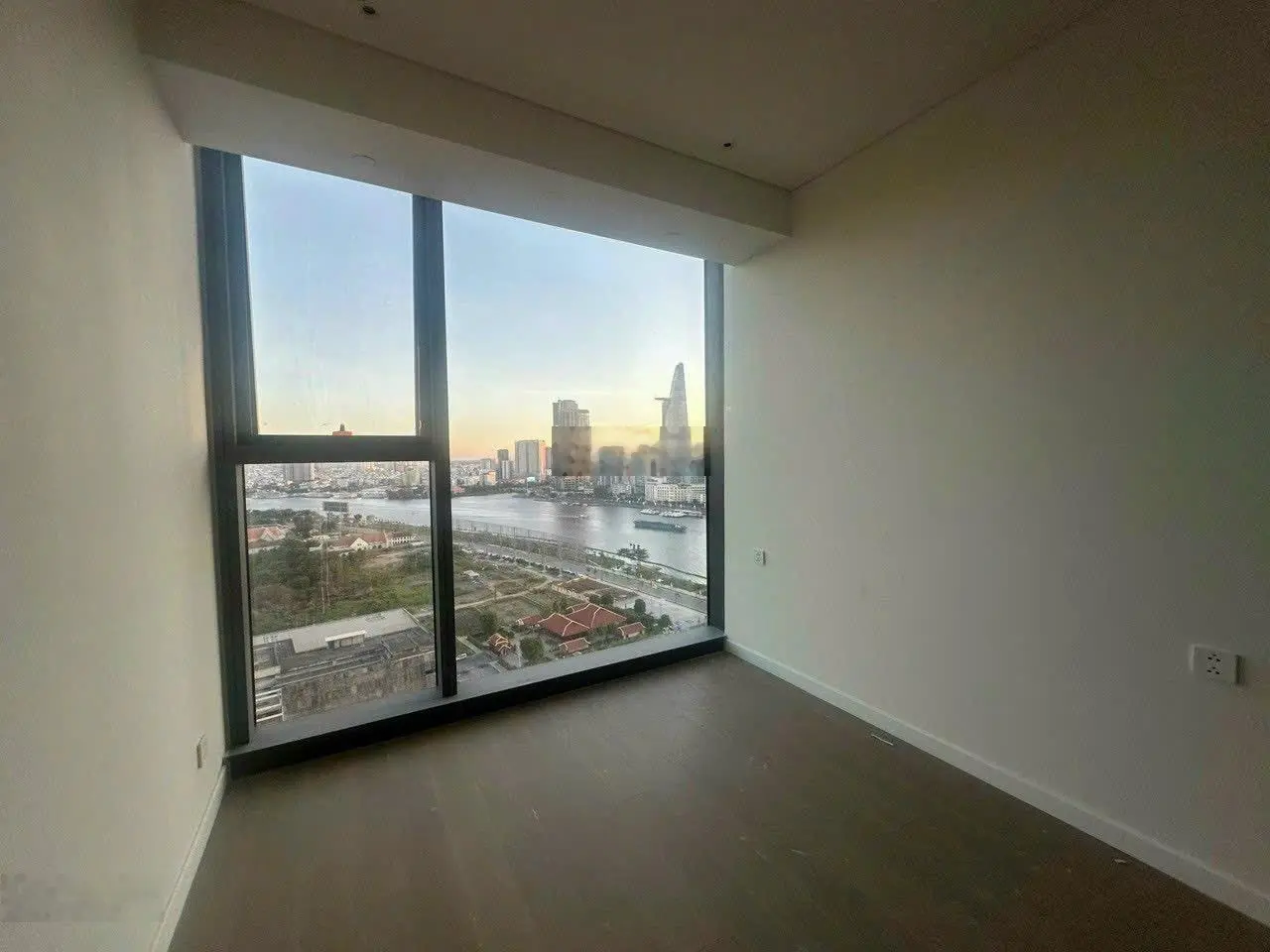 Chính chủ bán căn 2 phòng ngủ tầng cao trục A09 view sông, quận 1 vĩnh viễn không bị che chắn