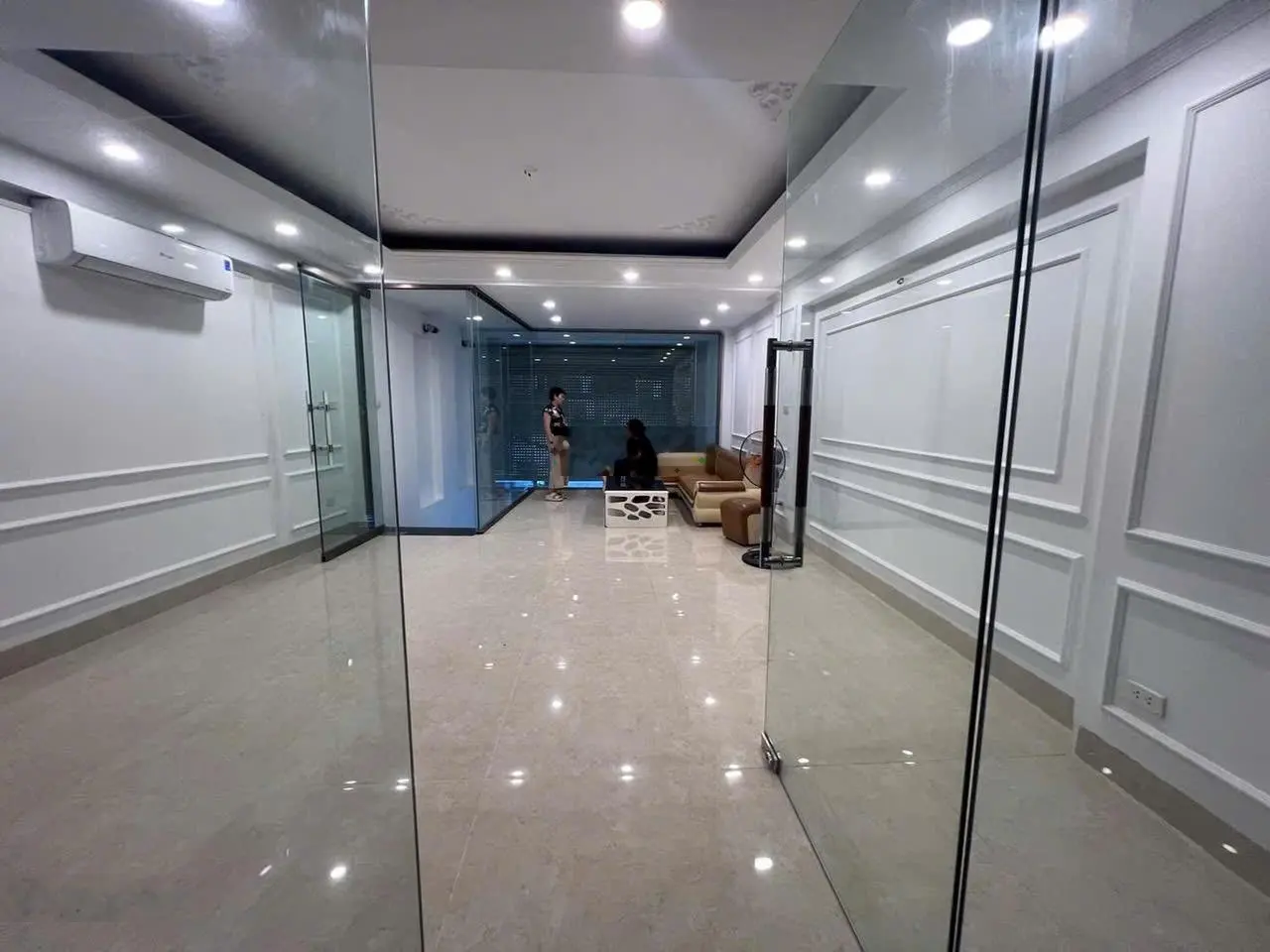 Bán nhà Lạc Trung, Hai Bà Trưng . DT 80m2 7T mặt tiền 4.5m. giá: 22 tỷ. LH :0383 426 ***