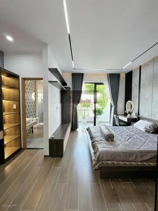 Biệt thự Hoàng Gia ngay khu Bàu Cát DT: 102m2 nở hậu Thang máy 100KG - Nhà siêu đẹp 5 Tầng. 16.8 tỷ