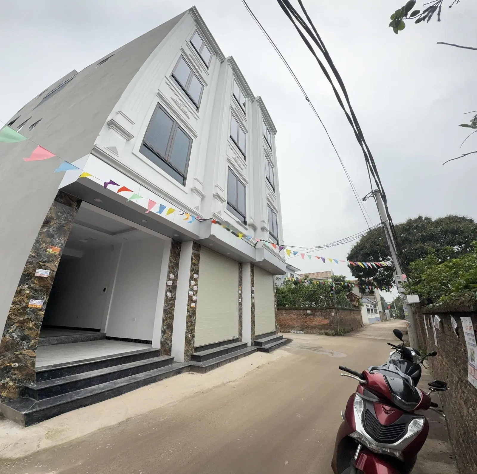 Chính chủ cần bán căn nhà mới tinh tại Phụng Châu