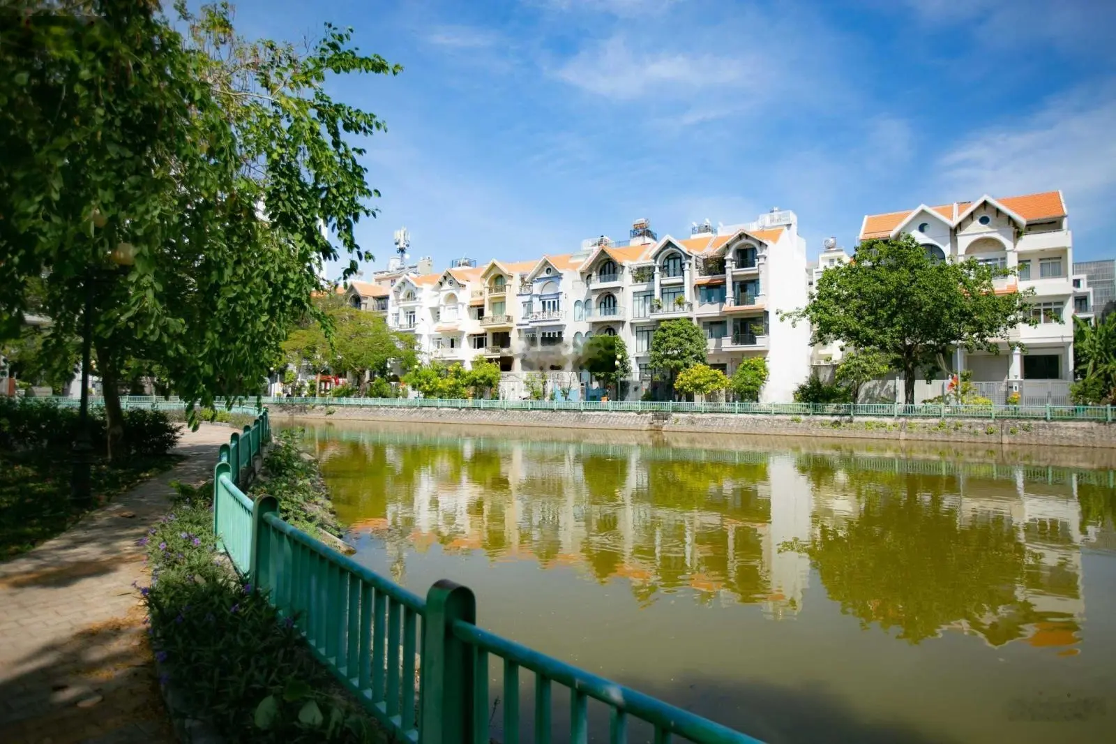 Bán biệt thự view hồ sinh thái KDC Him Lam Tân Hưng Quận 7. Liên hệ: 0971 460 *** Ms Hoa