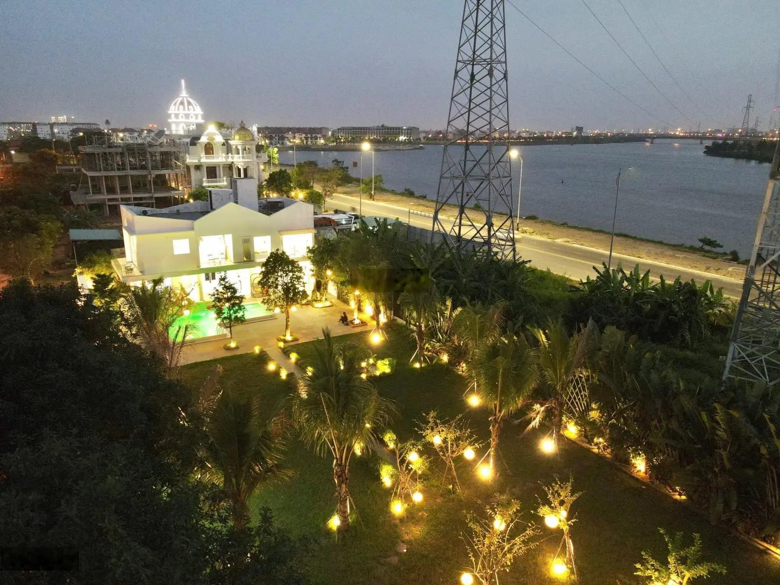 Villa 3MT Chương Dương 1300m2 view sông vườn khủng, siêu hồ bơi, full nội thất, trên 100tr/tháng