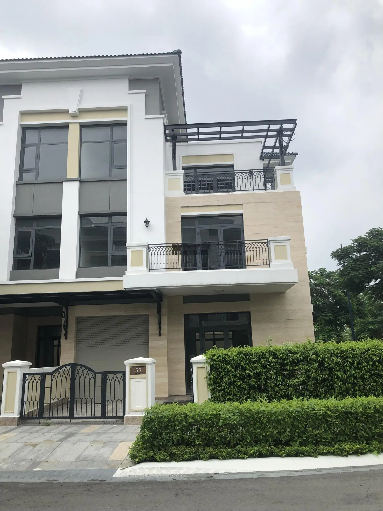 Căn góc Verosa 153 m2 thô 21tỷ và full NT 25 tỷ, và SL 240m2 /29 tỷ. ĐL 528m2/ 51 tỷ