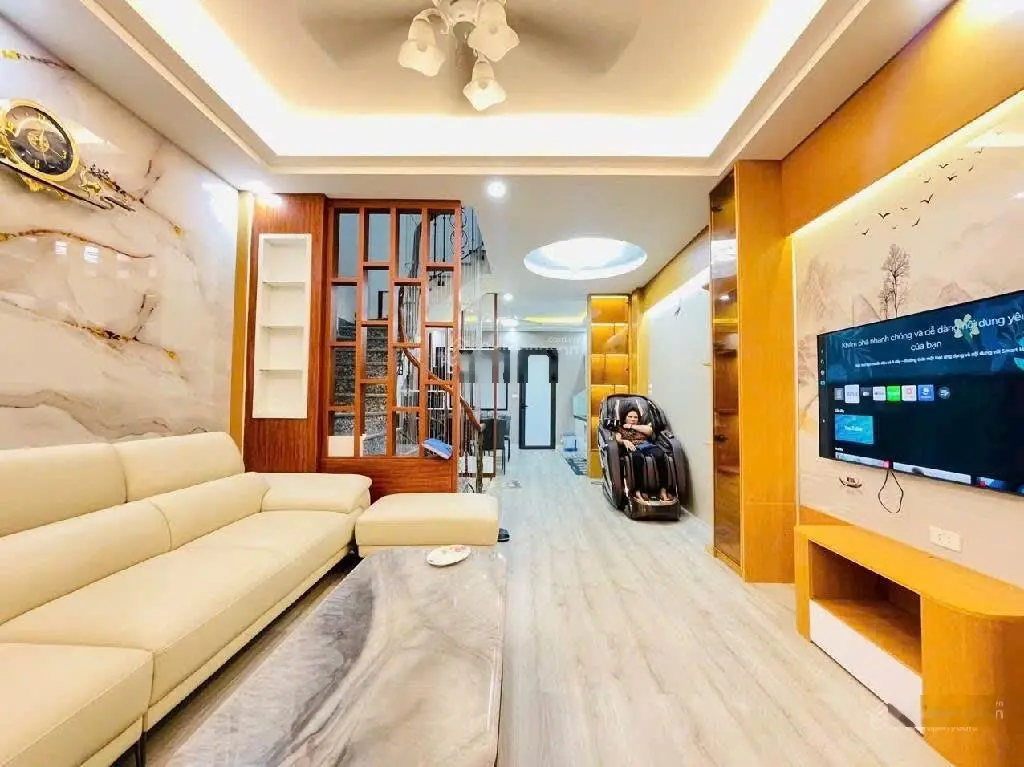 Trung tâm Nguyễn Văn Cừ - Nội thất đẹp - 7 chỗ - tiện ích bạt ngàn - Oto chạy qua vù vù