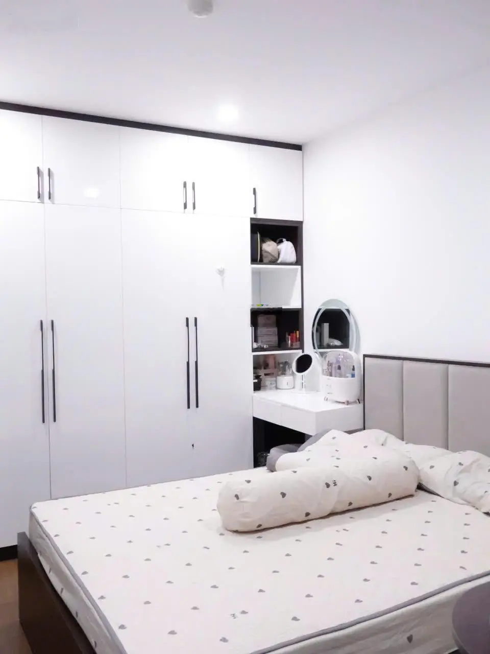 CH: Green park 1 trần thủ độ- dt:56m 2PN 2WC BC: Tây Nam, tầng trung view hồ, full nội thất 3tỷ6 TL
