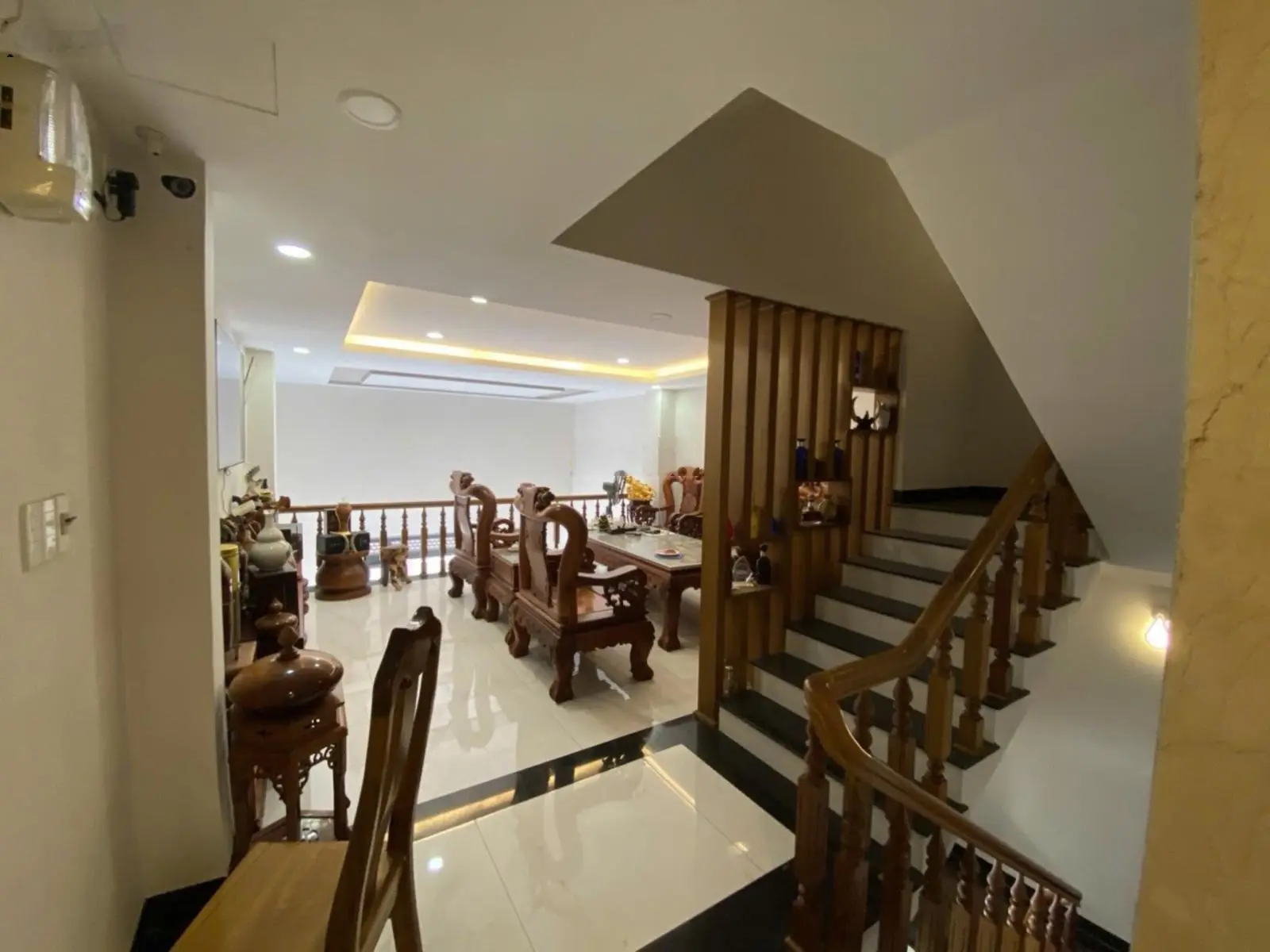 Nhà 4 tầng gần biển. Đường rộng 20m
