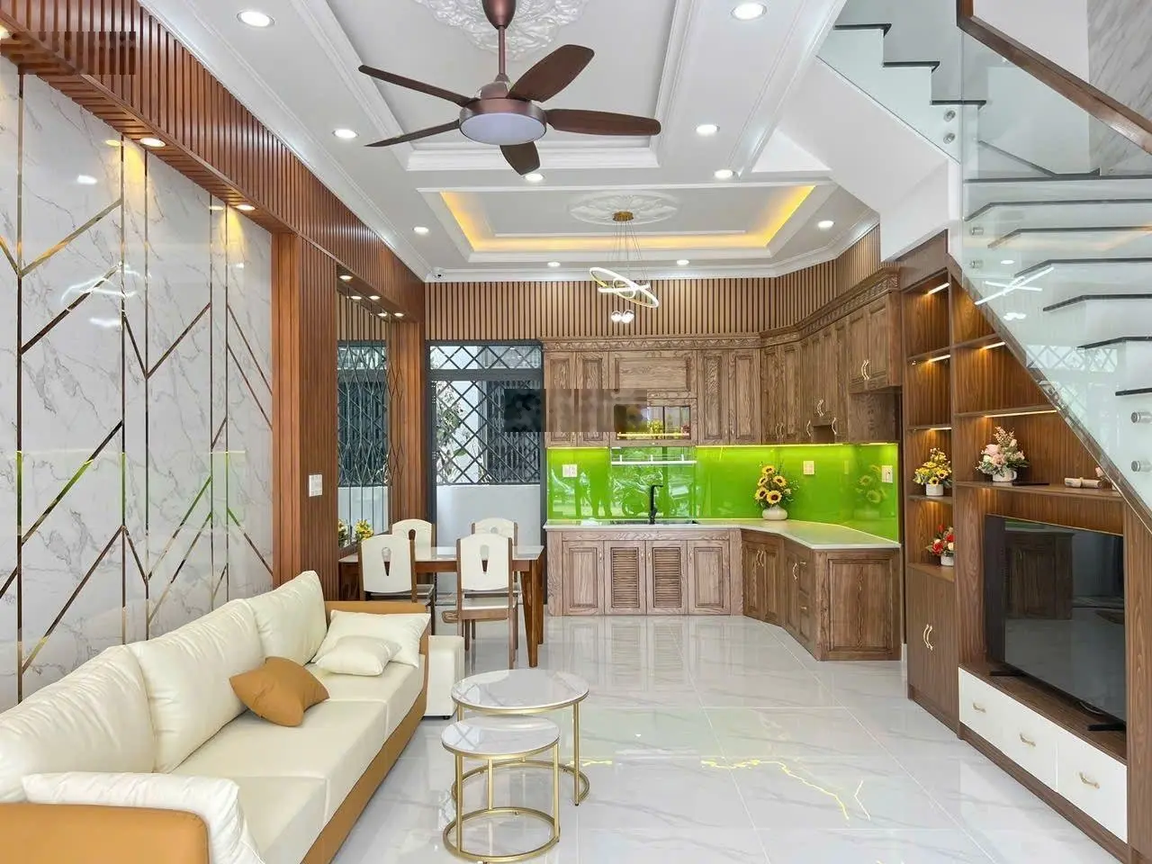 Bán nhà phố đẹp 1 trệt 3 lầu hoàn công trong khu dân cư đồng bộ trung tâm thành phố Dĩ An