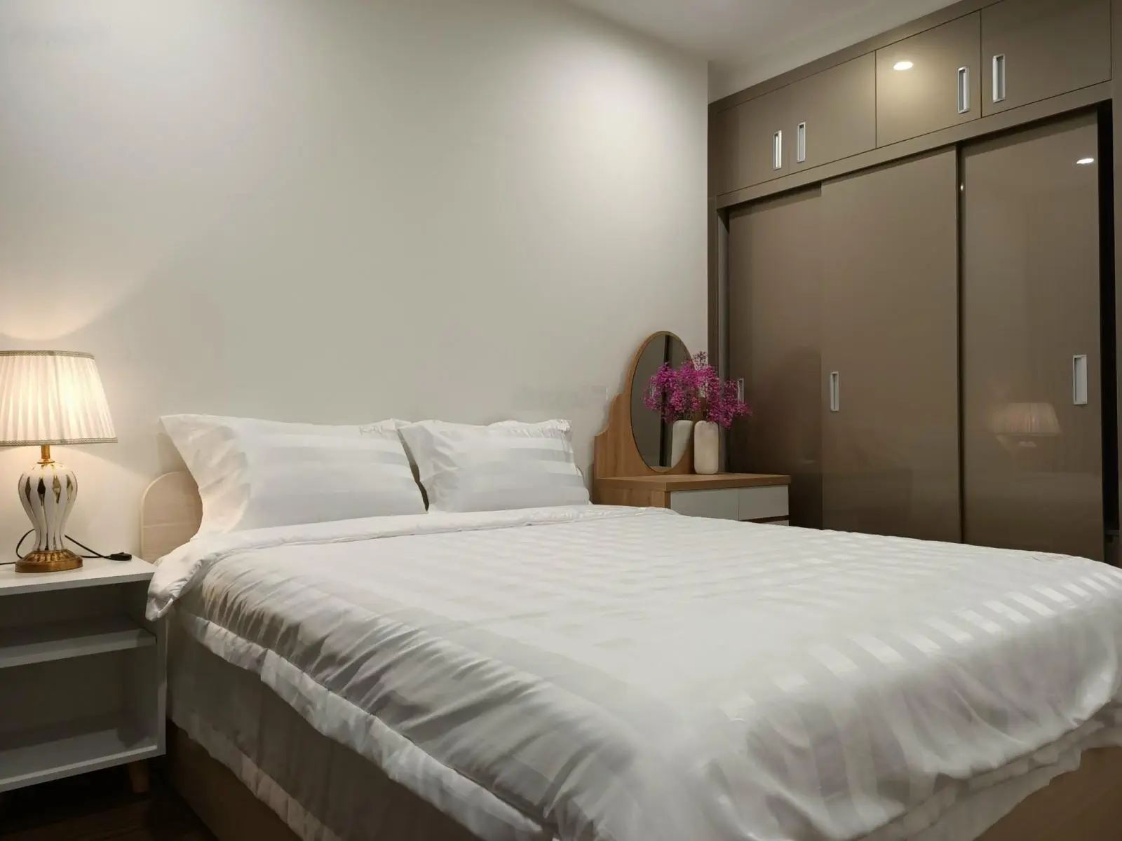 Chủ cần bán gấp căn hộ tại Masteri West Heights. 3N + 2VS. BC Đông bắc, view hồ siêu nét