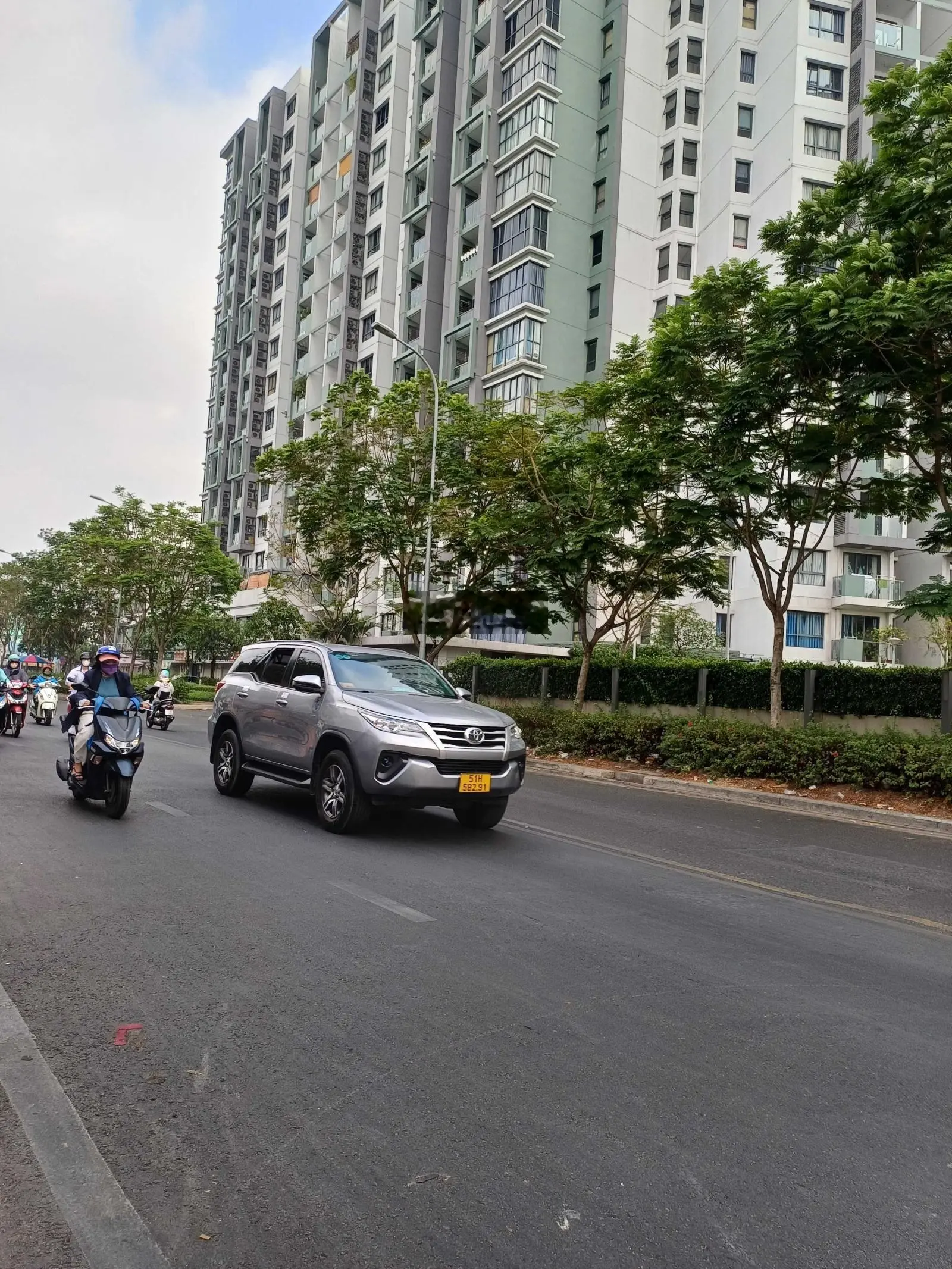 Cần bán dãy nhà trọ cấp 4 hẻm 6m xe hơi Bờ Bao Tân Thắng