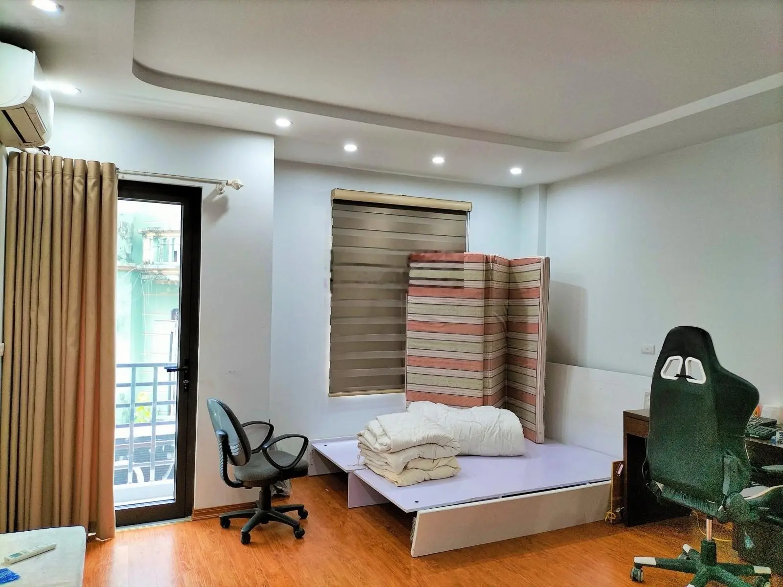 Bán gấp nhà phố Hoàng Cầu 42m 4 tầng mặt tiền 3,8m hơn 7 tỷ ôtô đỗ cửa KD