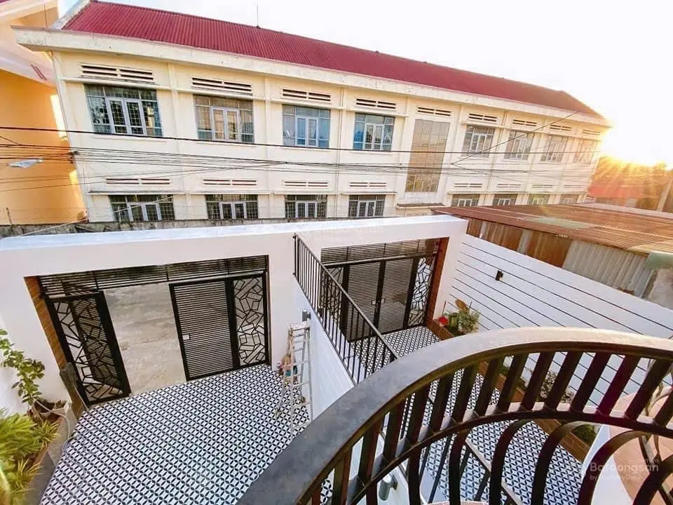 Nhà đẹp Y Wang cách Đại Học Tây Nguyên 2.5km bán nhanh giá tốt