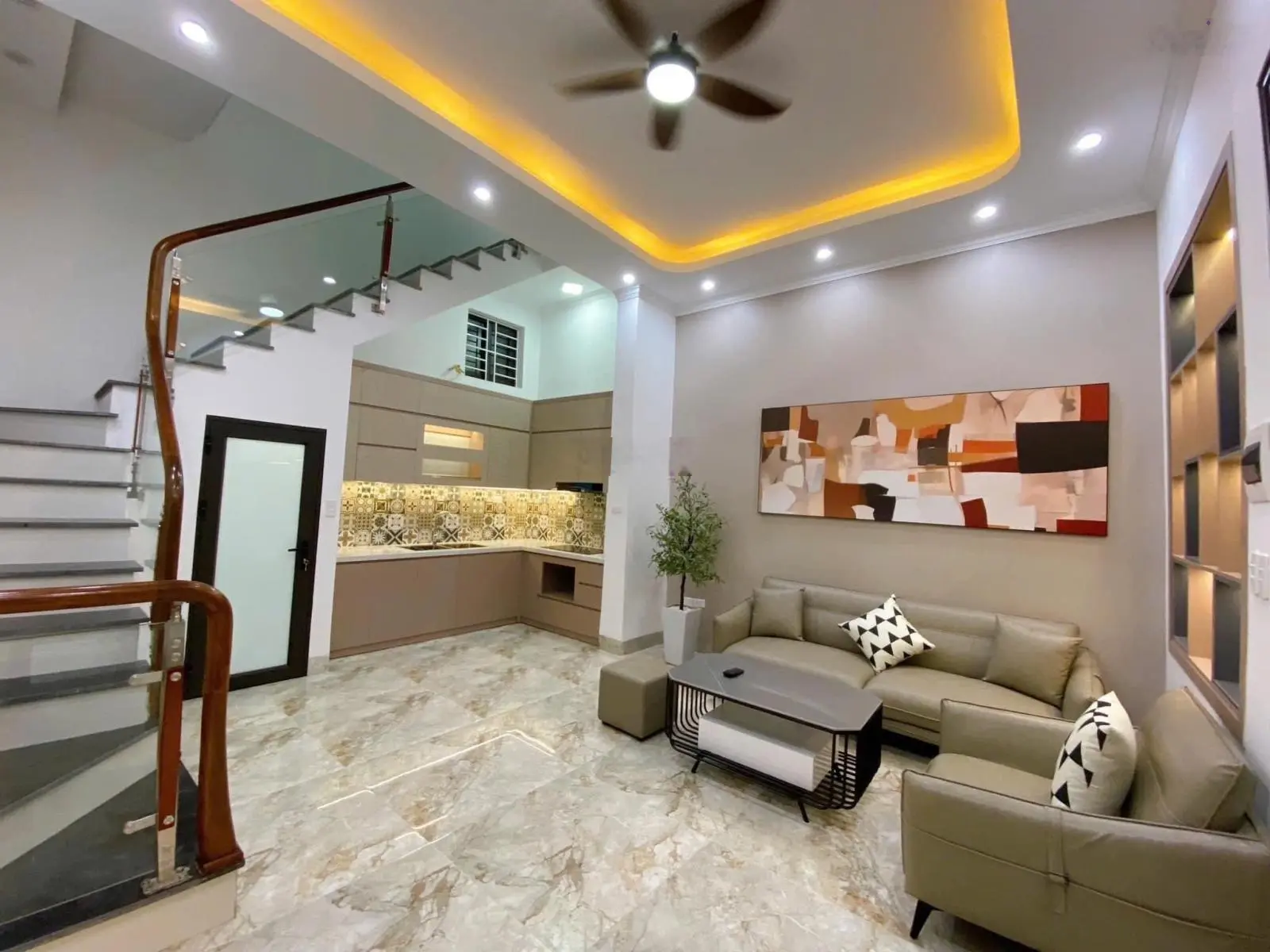 Bán nhà Hoàng Cầu Đống Đa DT 60m2 4 tầng ga ra ô tô 3 bứớc ra phố, giá chào bán 16 tỷ