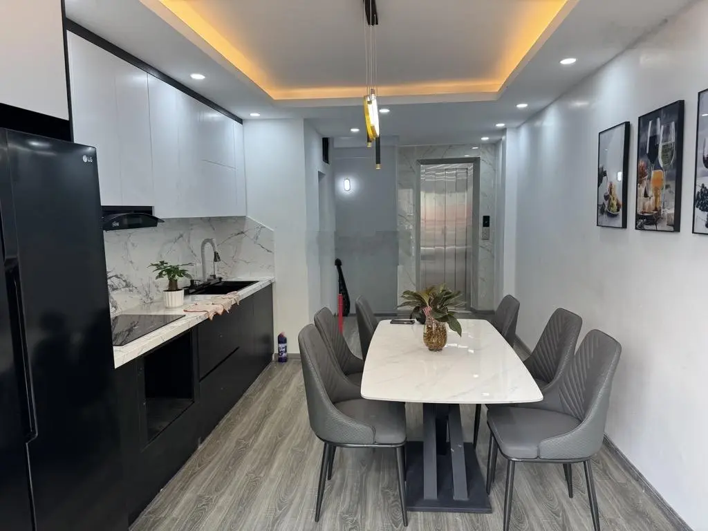 Siêu phẩm tây hồ - 5 tầng - thang máy - tặng full nội thất sịn - kinh doanh - ô tô