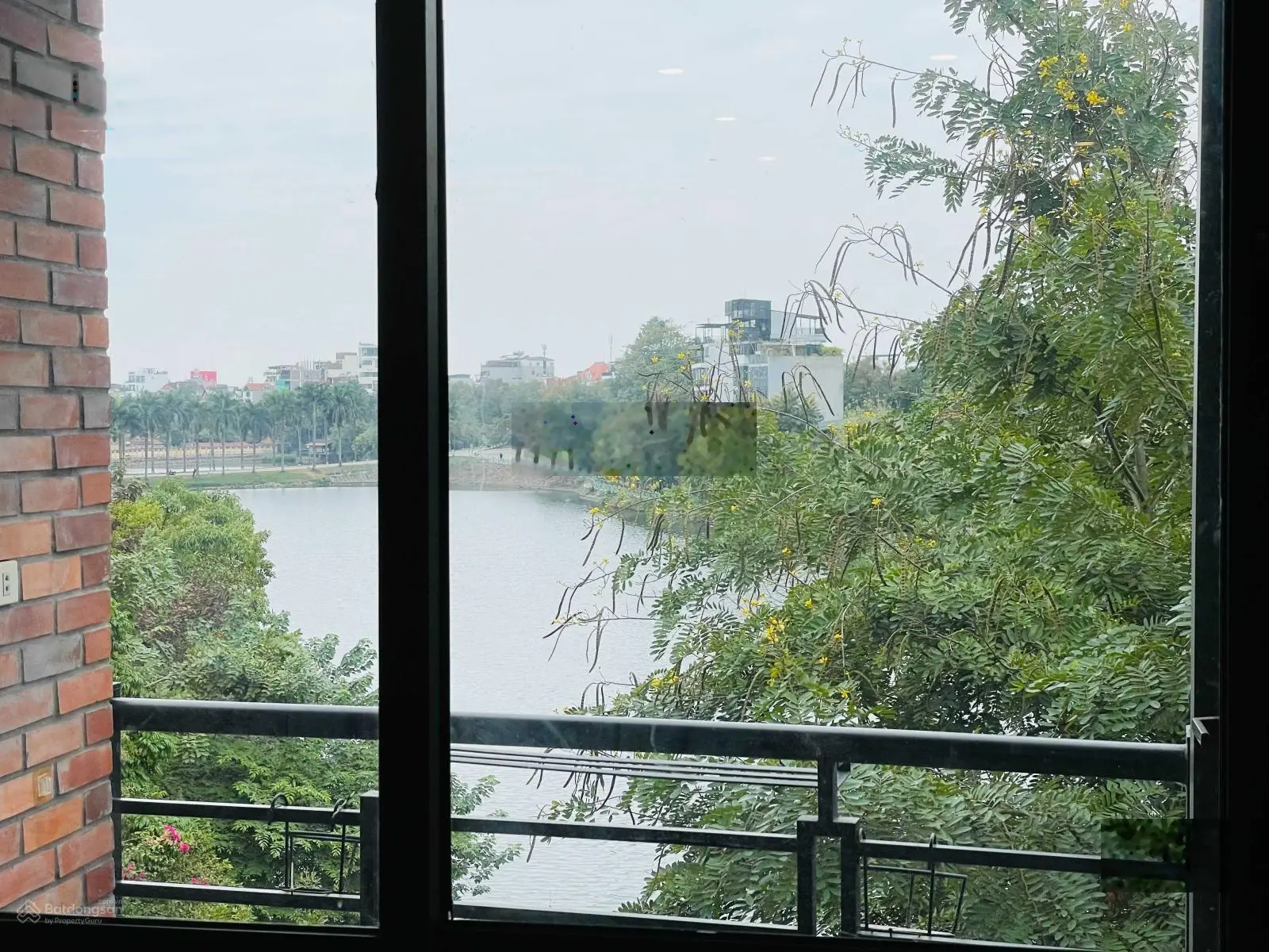 Tòa nhà bán ở mặt hồ 6 tầng tuyệt đẹp xe hơi đỗ thoải mái, vỉa hè rộng thanh bình và lãng mạn