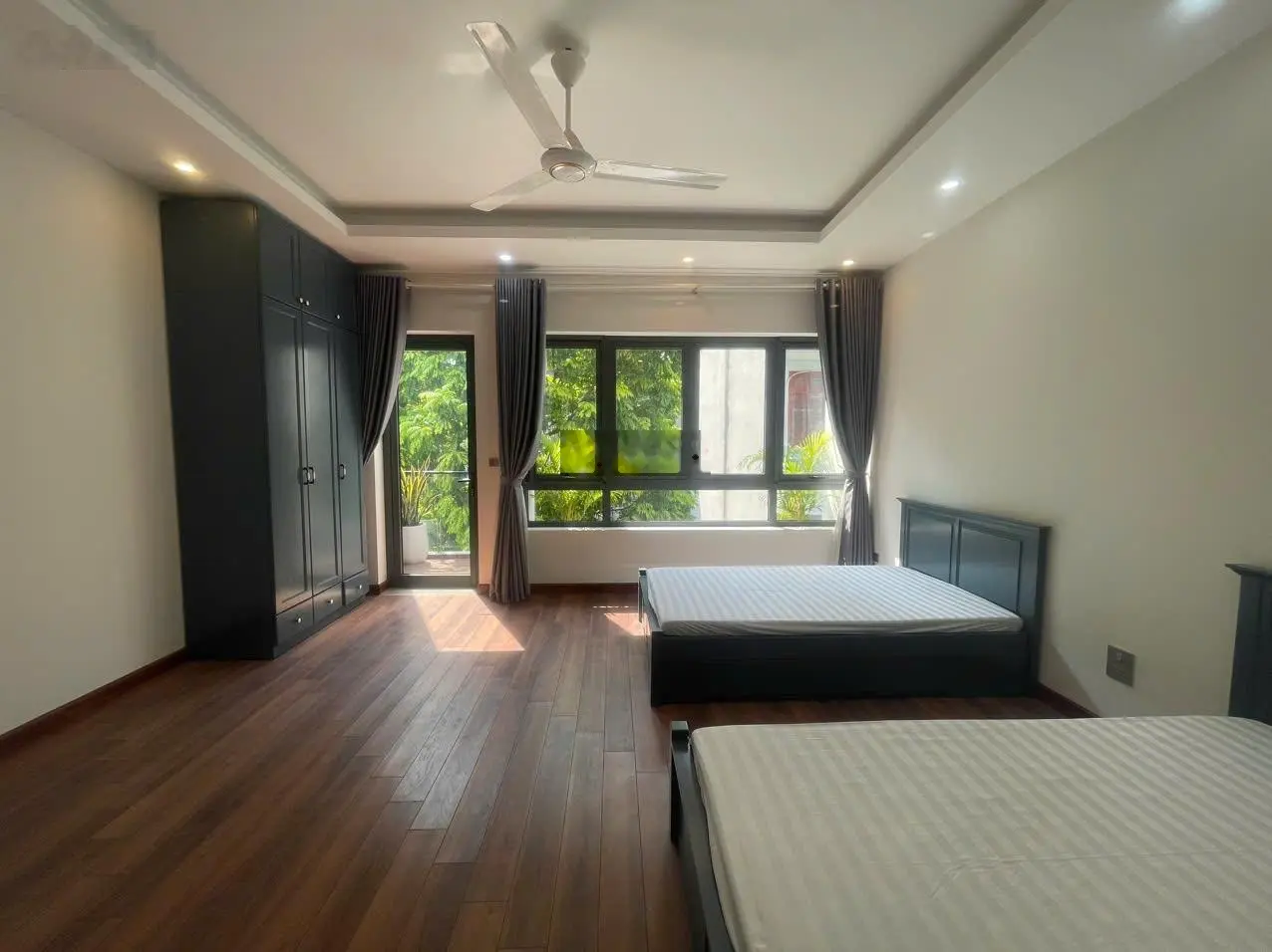 Bán nhà tái định cư Ngọc Thụy 80m2 x 4,5Tx 5,33m MT, thang máy 450kg, ngõ thông 2 ô tô để trong nhà