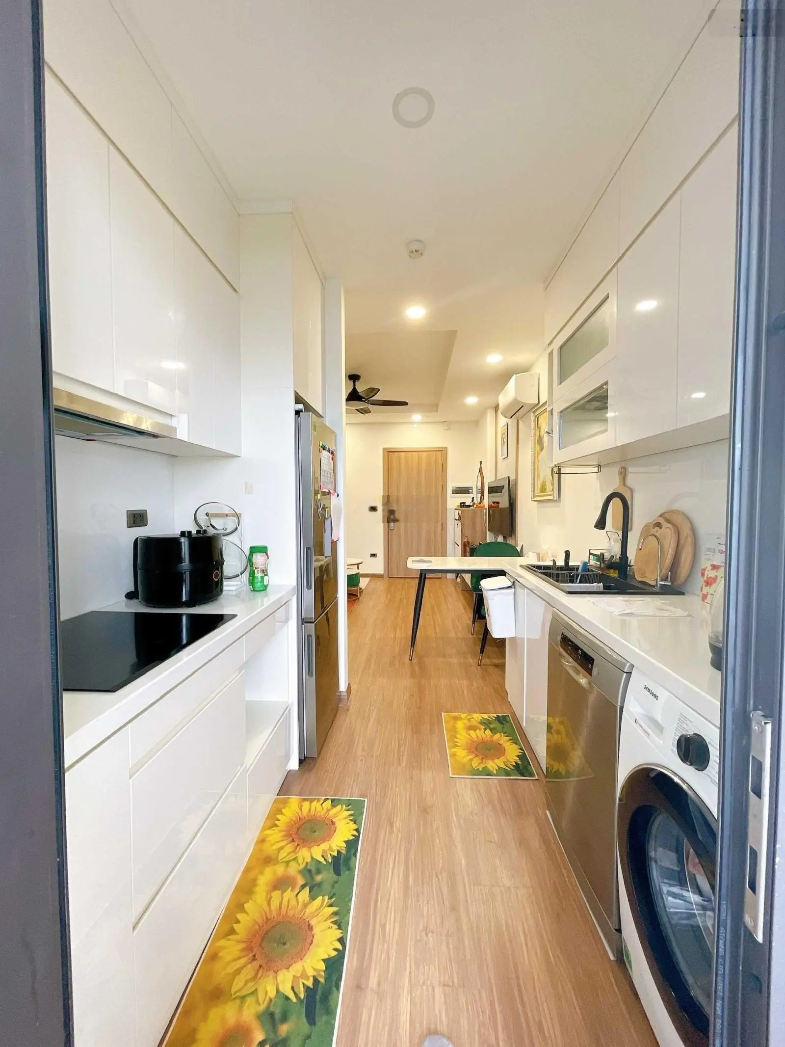 Bán nhanh căn hộ 3PN 2VS, diện tích 109m2, ban công ĐN, giá: 5.1 tỷ Le Grand Jardin Sài Đồng