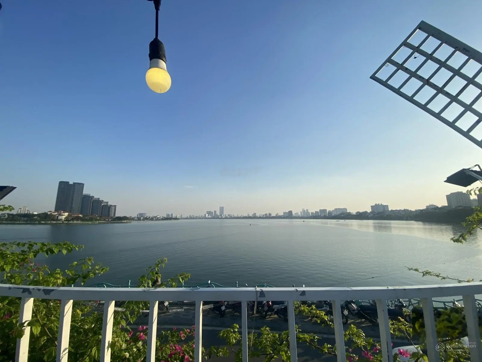Cần bán tòa nhà 6 tầng mặt hồ Tây, mặt phố Nhật Chiêu, 108m2. Mt: 6m, Vị trí đắc địa