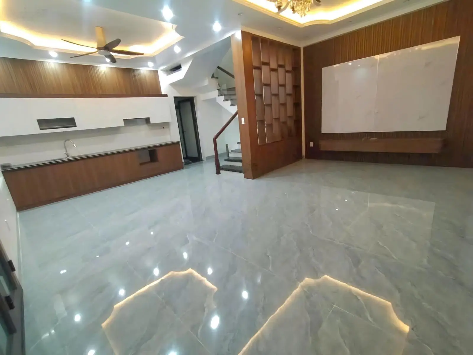 Bán nhà vila 3 tầng bờ hồ Rế An Dương chỉ hơn 2 tỷ