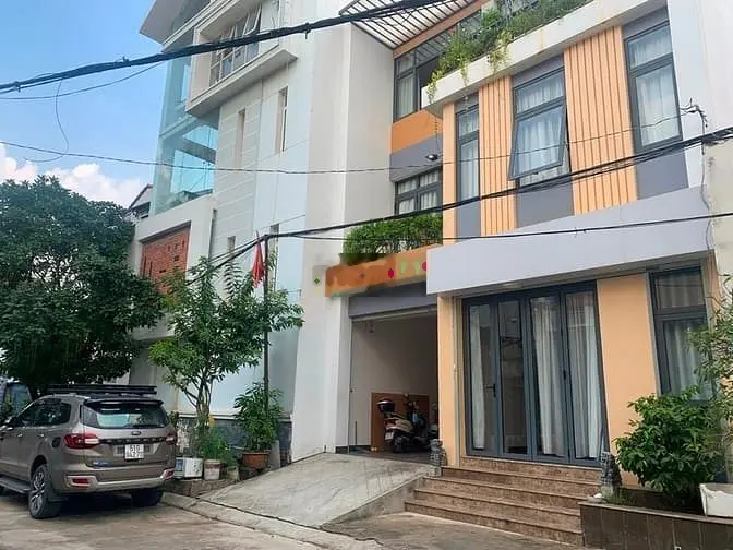 Nhà 3 tầng cực đẹp còn mới DT ngang 8m khu TT Quận 2. Giá: 13,8 tỷ