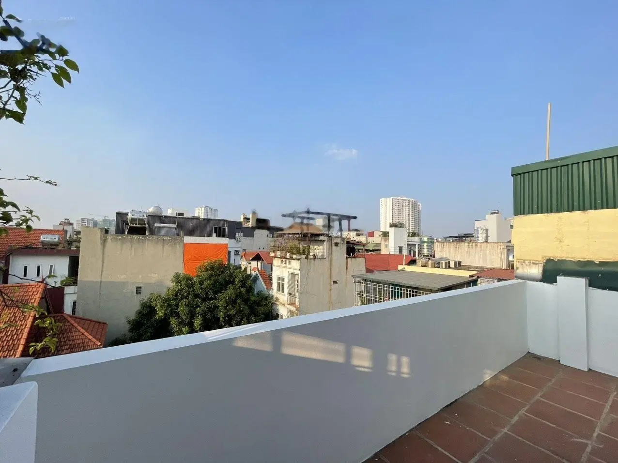 Nhà gần bệnh viện Phương Đông, diện tích 30m2, 5 tầng, mặt tiền 5.23m. Mặt tiền thoáng mát