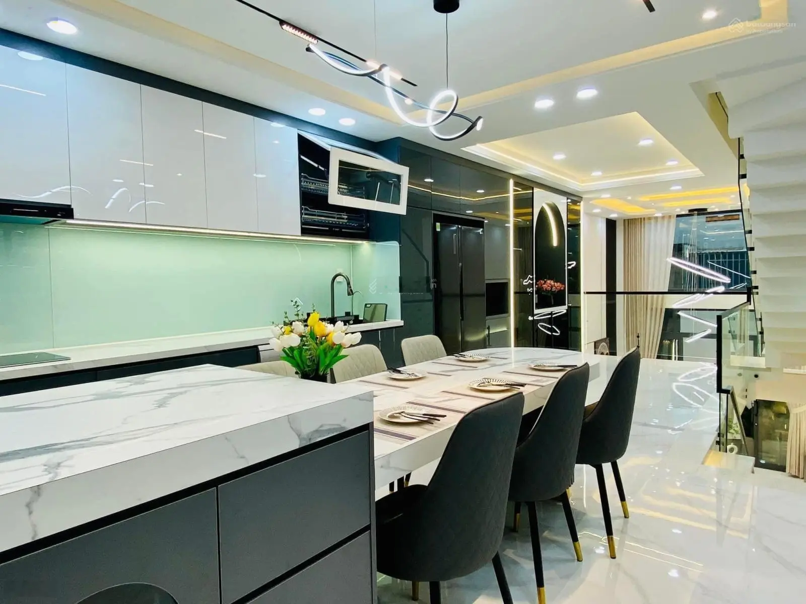 Cô 9 cần bán gấp nhà đẹp mới Võ Văn Tần-Q3. DT 53,76m2. GIÁ 3TỶ2. Hẻm 6m, 2Lầu, sổ sẵn riêng.