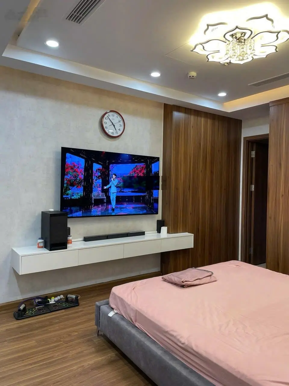 Gấp! Cần bán căn 2PN, 2wc, 81m2, tầng trung, BC Đông Nam giá cực tốt chỉ 5,8 tỷ LH: 0343,202831