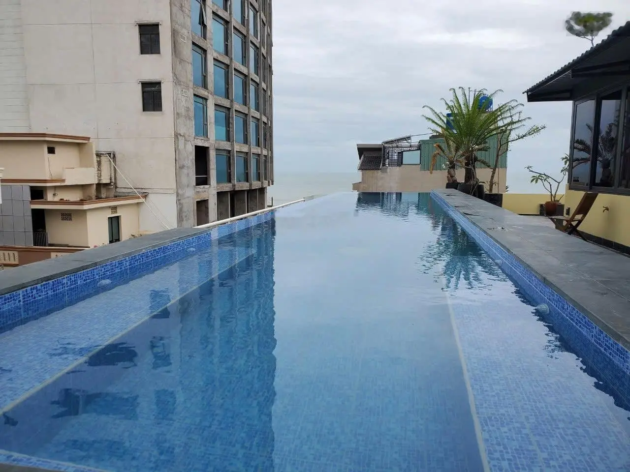 Chính chủ bán khách sạn góc 2 mặt tiền view biển Thùy Vân
