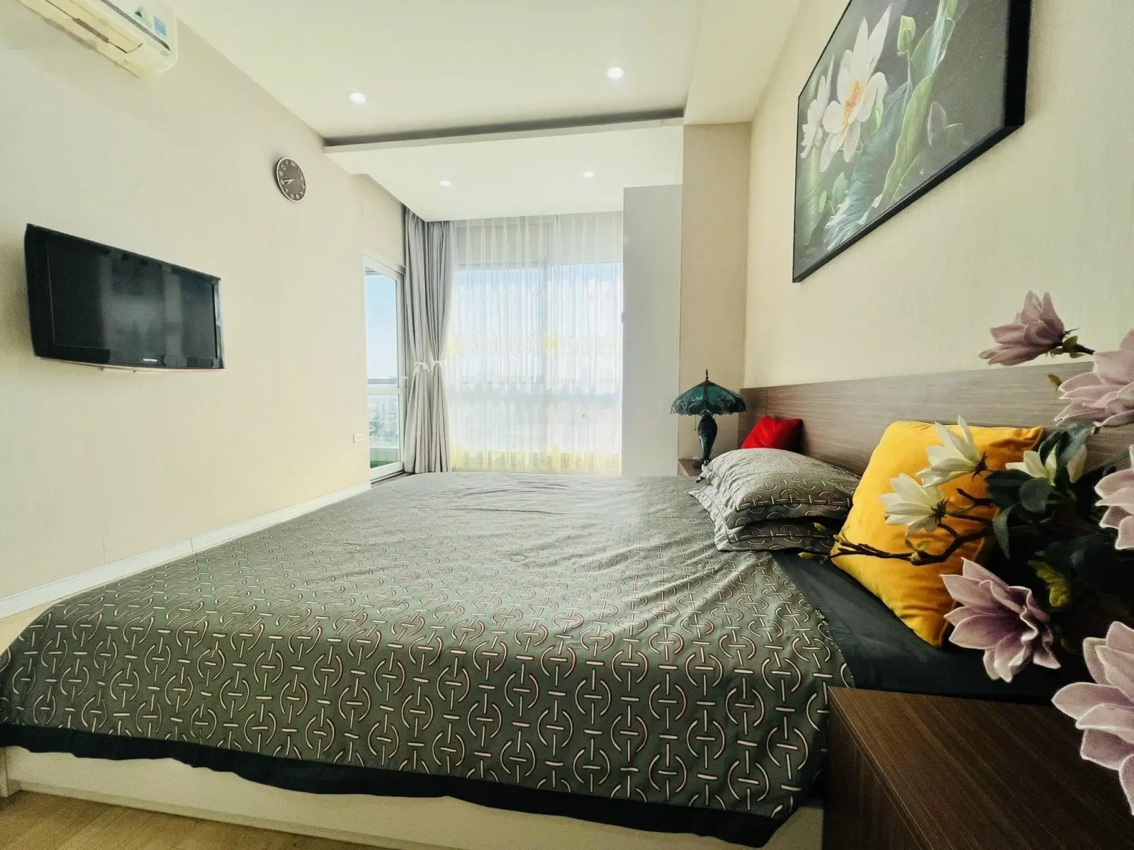 Tôi chính chủ bán căn 2pn, 2wc, dt 100m2. Full đồ nhà đẹp. Giá 5tỷ5 chuẩn không đăng ảo. Tầng 16