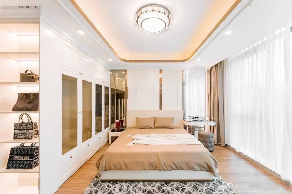 Bán nhà vip phố nghĩa tân -thang máy - vỉa hè -dt 70m .9 tầng .mt 6m .giá 37 tỷ.dòng tiền khủng