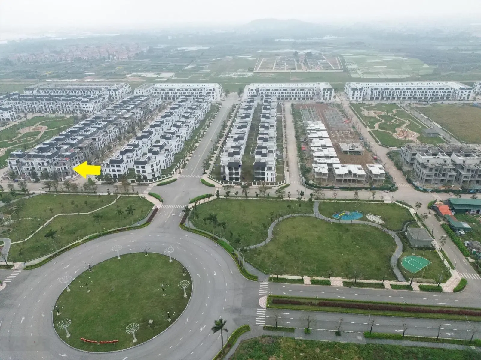 Chuyển nhượng biệt thự song lập HUD Mê Linh 300m2, đường 13.5m. LH: 0989 495 ***
