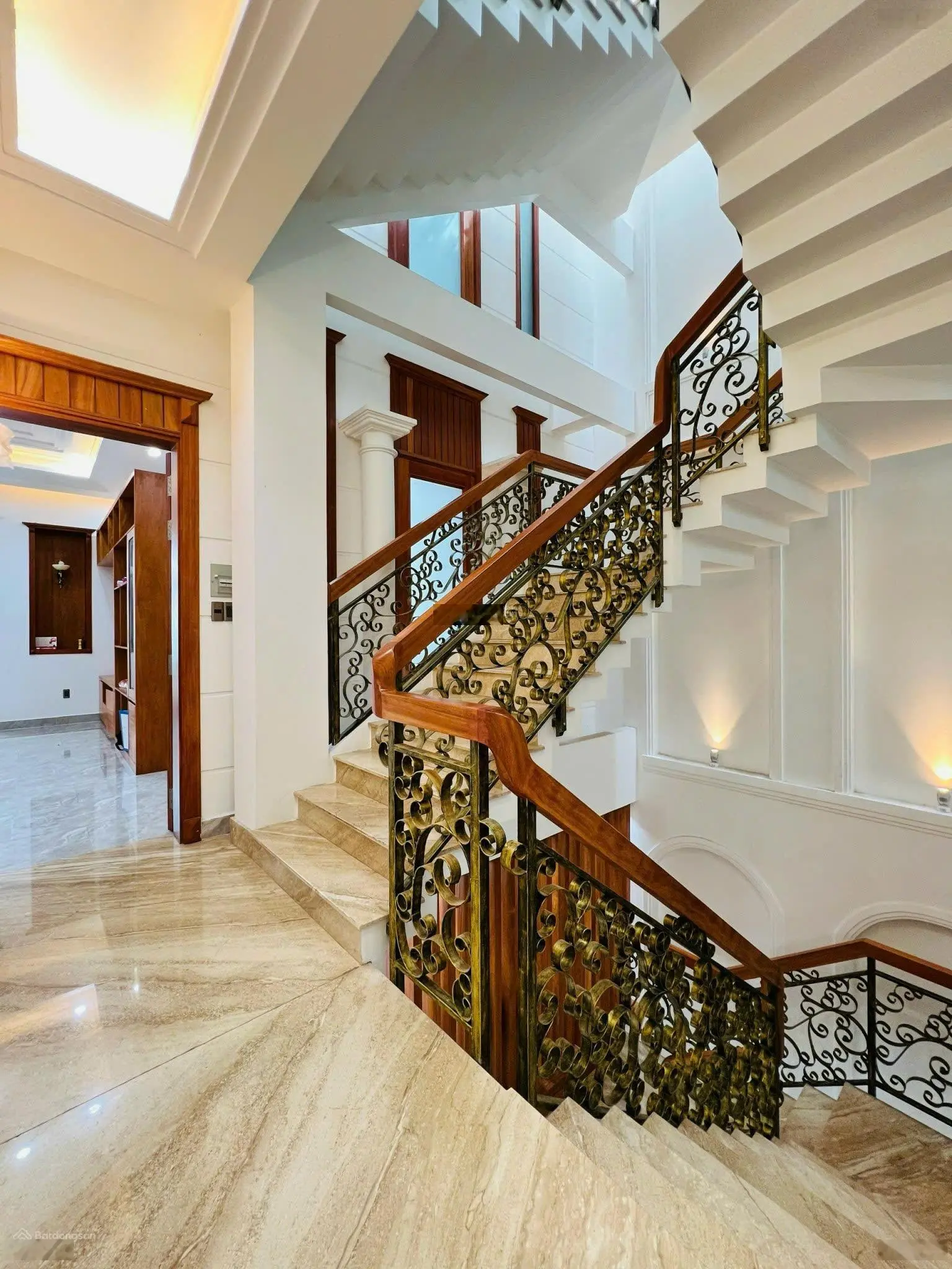 Bán dinh thự 4 lầu diện tích gần 1000m2 mặt tiền kinh doanh đối diện TTTM Emart Phan Huy Ích