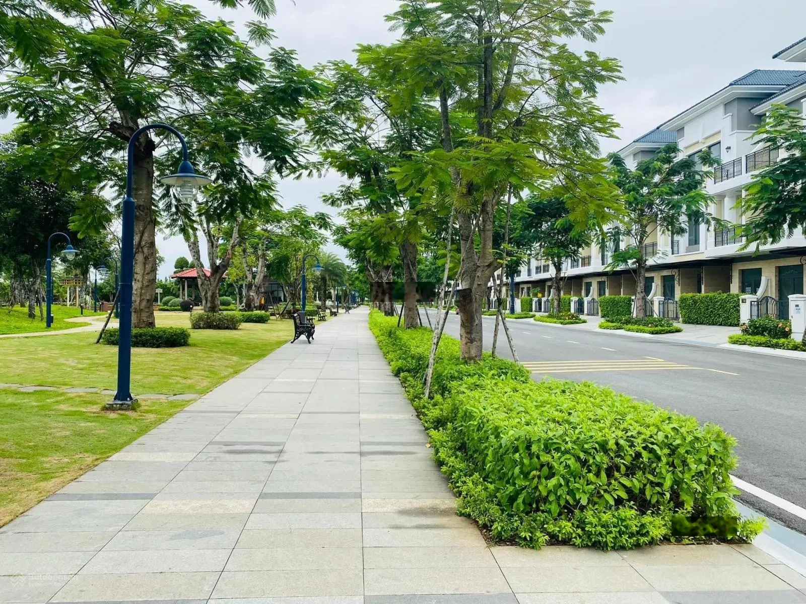 Chính chủ cần bán gấp 2 căn mặt tiền Verosa Park Khang Điền đối diện công viên lớn