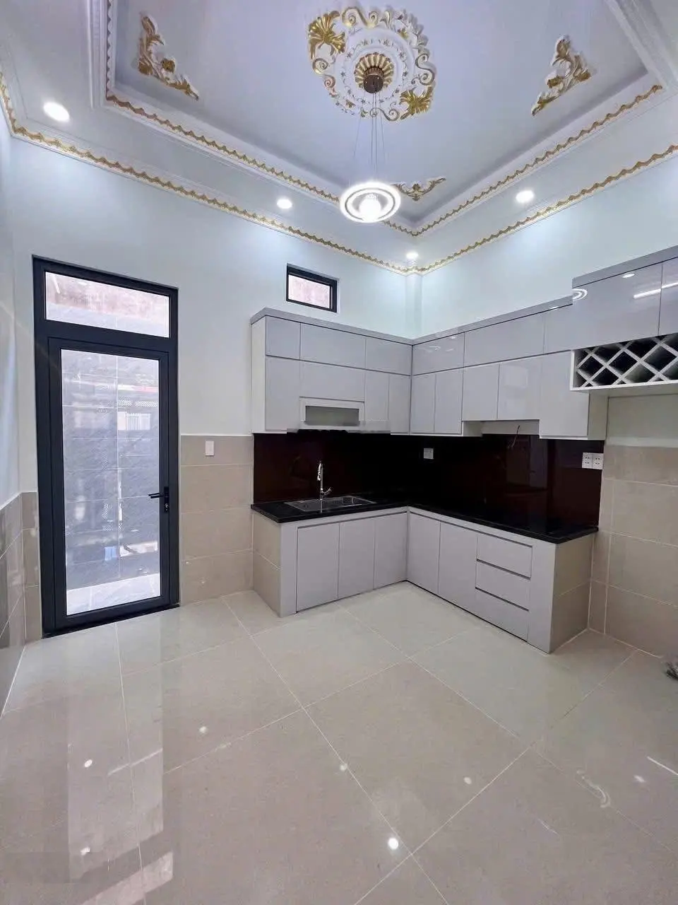 Chính chủ bán nhà 3 tầng 4 phòng ngủ, giá 3.78 tỷ, dòng tiền 17triệu/tháng ngay Nguyễn Duy Trinh Q9