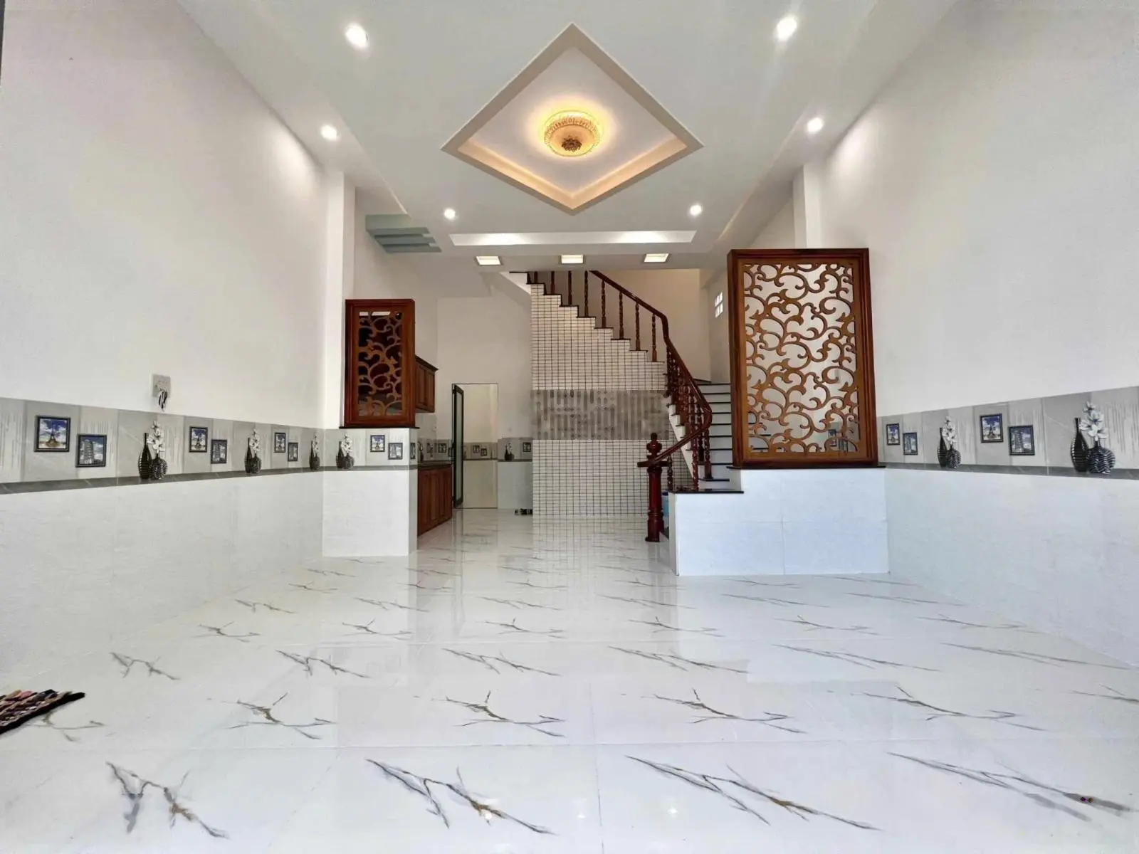 Bán nhà lầu mới 100% có 3 phòng ngủ oto đậu trước nhà sổ hồng hoàn công kế bên chợ Bình Thuỷ