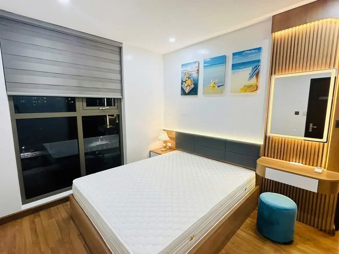 Chính chủ cần bán căn hộ 70m2 tầng trung, ban công hướng mát, nội thất cao cấp. Sổ đỏ cất két.