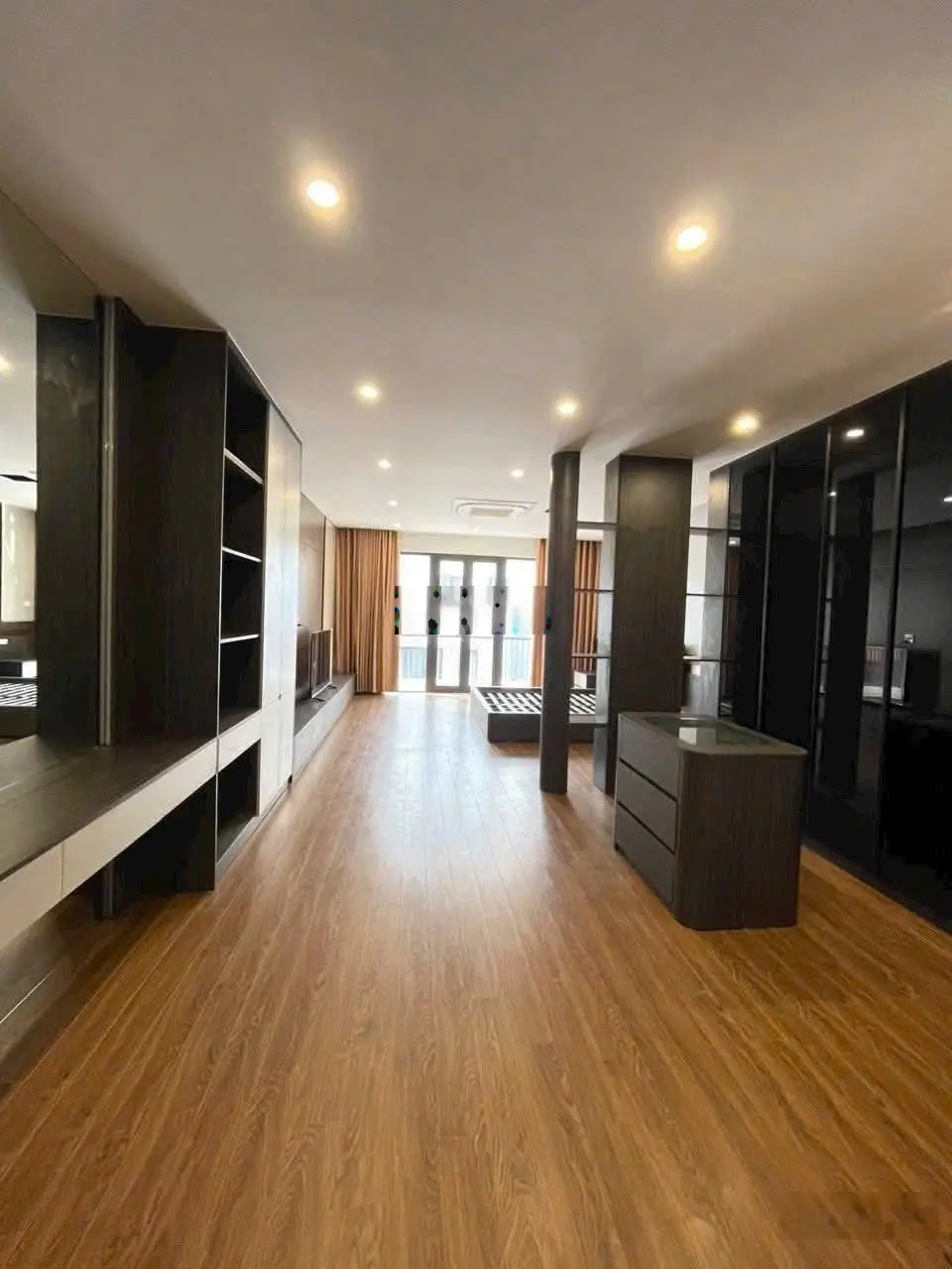 Siêu phẩm ngọc thụy,65m, 4 ngủ,thang máy ,,gara 2 ô tô,nội thất sang sịn,chỉ 17.5 tỷ