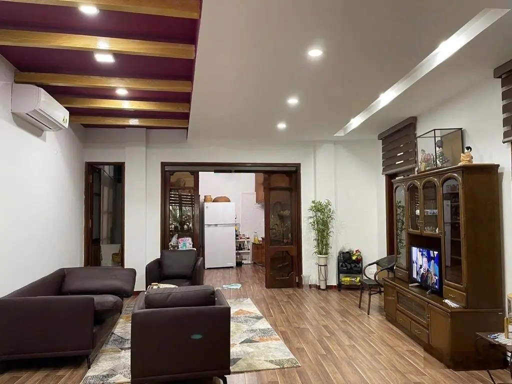 Siêu vip Cầu Giấy, sát mặt phố - ô tô vào nhà sân rộng kd cực đỉnh, 96,6m2, giá 26 tỷ