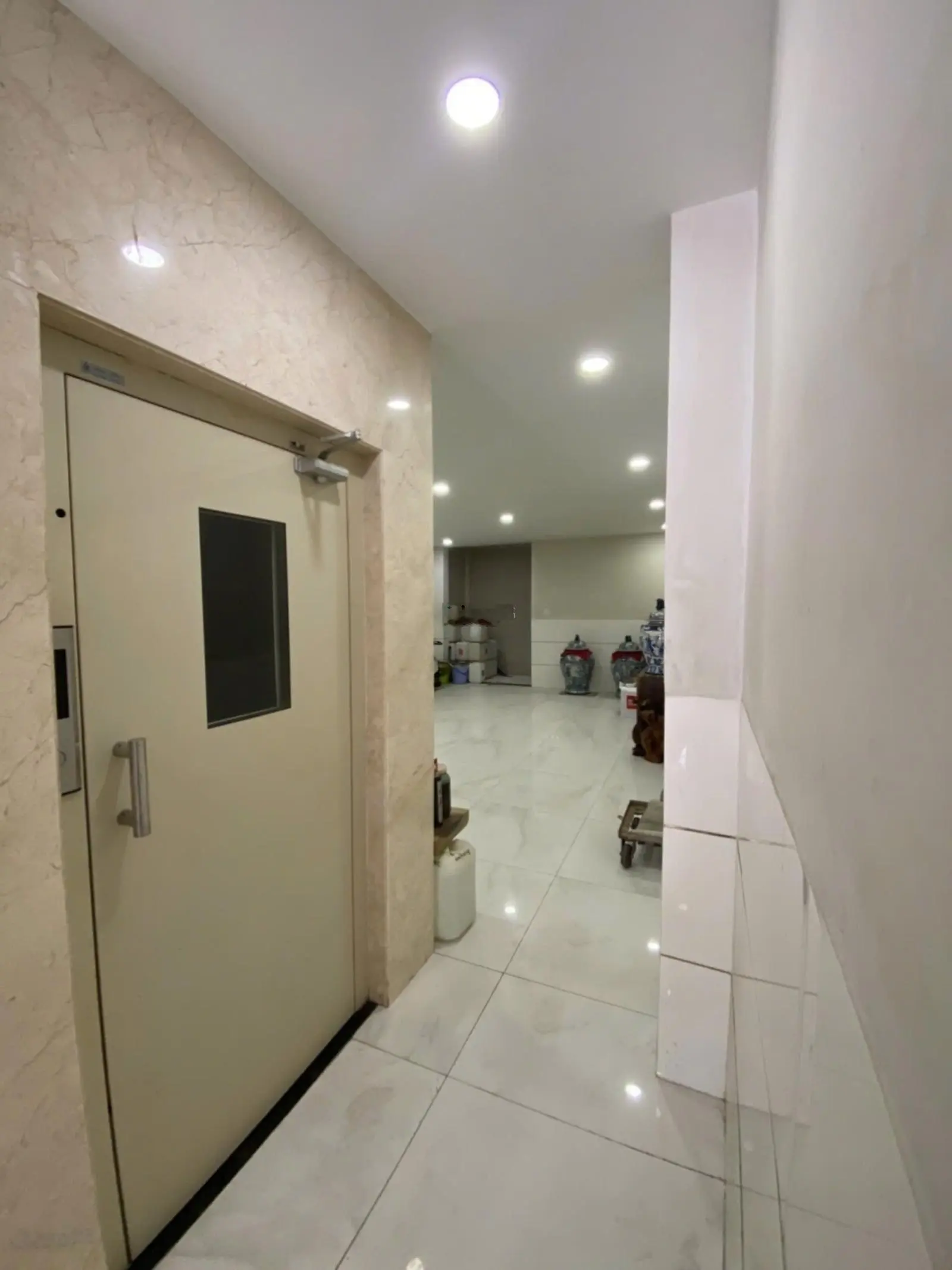 Nhà 4 tầng gần biển. Đường rộng 20m