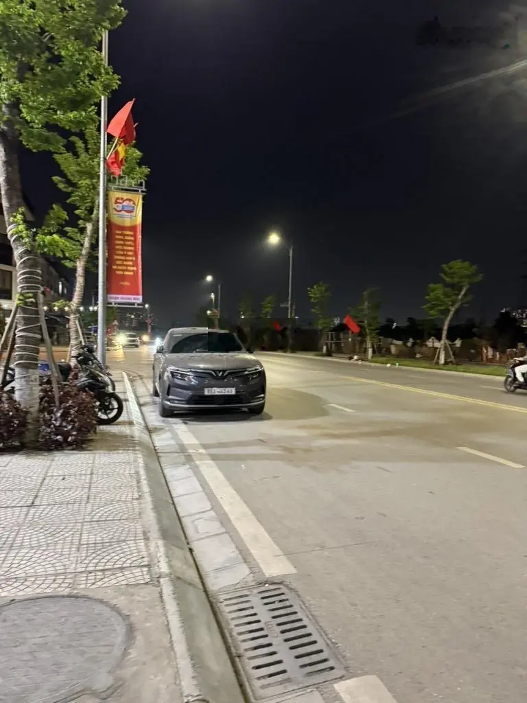 Bán nhà mặt phố Quận Hoàng Mai, vỉa hè rộng đá bóng MT rộng 66m2 x5T MT 4.5m