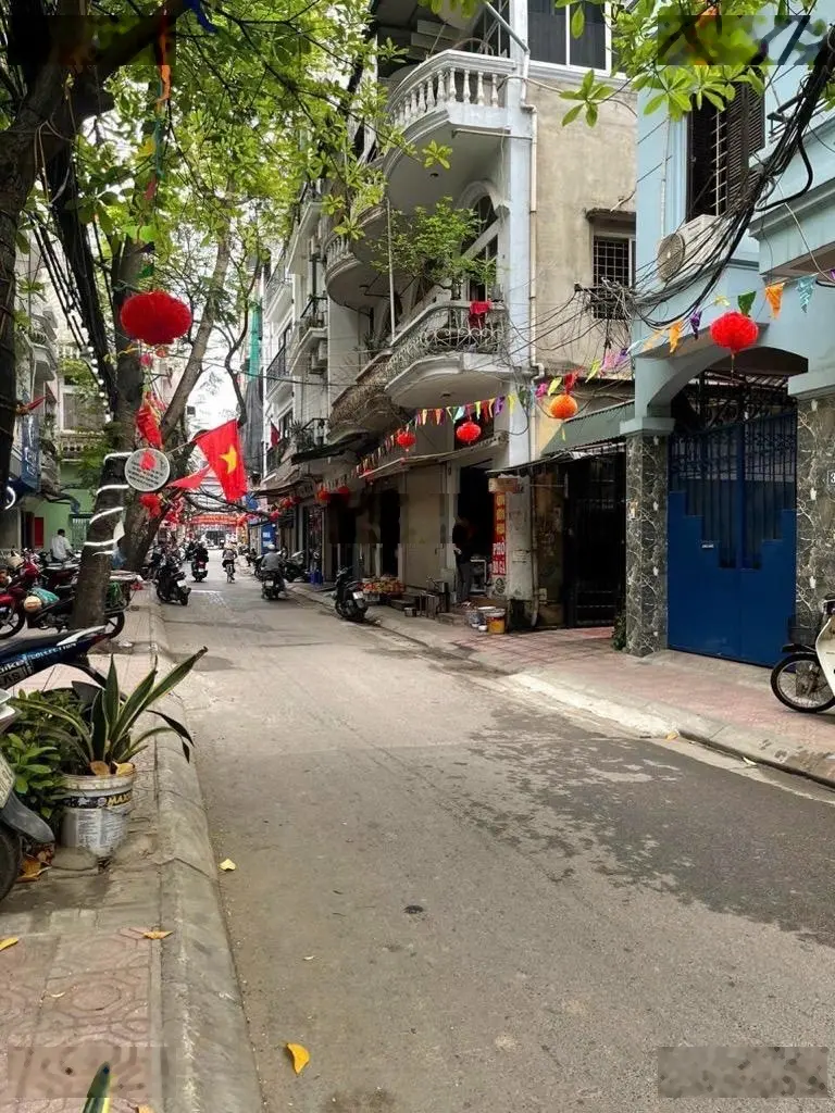 Bán nhà ở đường La Thành 27m2, 4 tầng, ngõ nông rộng, về ở luôn, 6 tỷ sáu.