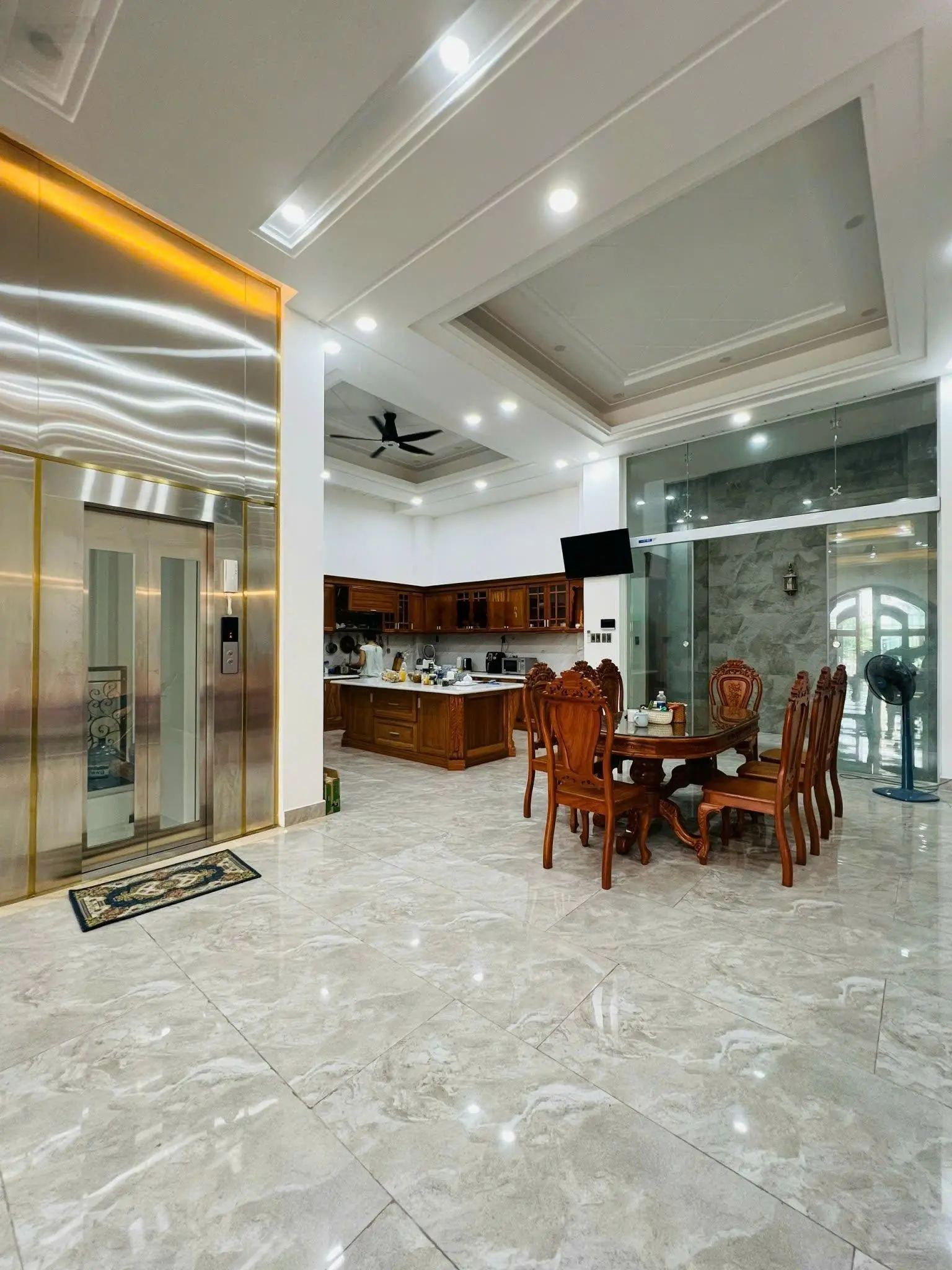Bán dinh thự 4 lầu diện tích gần 1000m2 mặt tiền kinh doanh đối diện TTTM Emart Phan Huy Ích