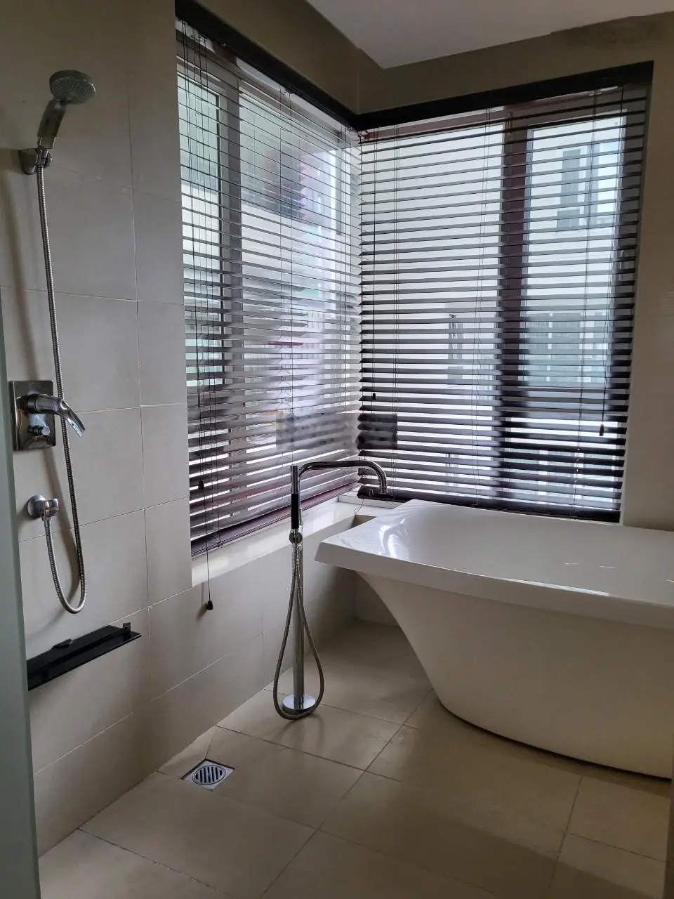 Bán căn hộ 3 phòng ngủ Đảo Kim Cương, 180 m2, có sổ hồng, view hồ bơi, yên tĩnh mát mẻ, giá tốt