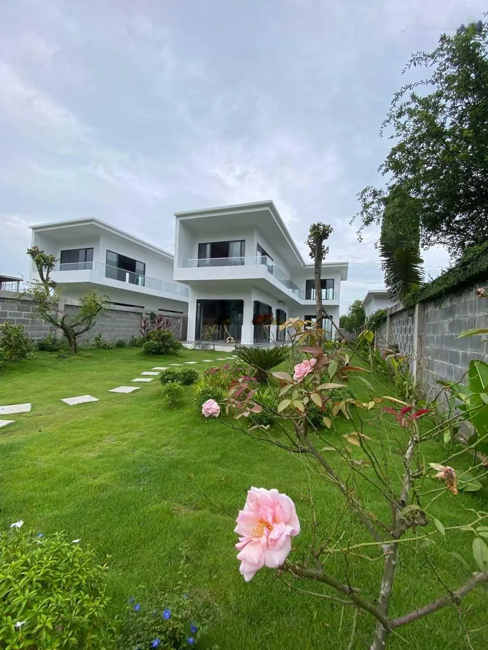 Villa 1 trệt 1 lầu MT Nguyễn Huệ - Đất Đỏ - BRVT DT 500m2 giá 5tỷ2