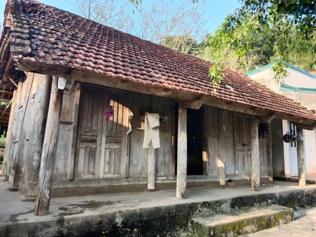 Đất 2 mặt tiền, view cao, có nhà sẵn ở, vườn cây ao cá, đất thị trấn, cách cao tốc vài trăm m